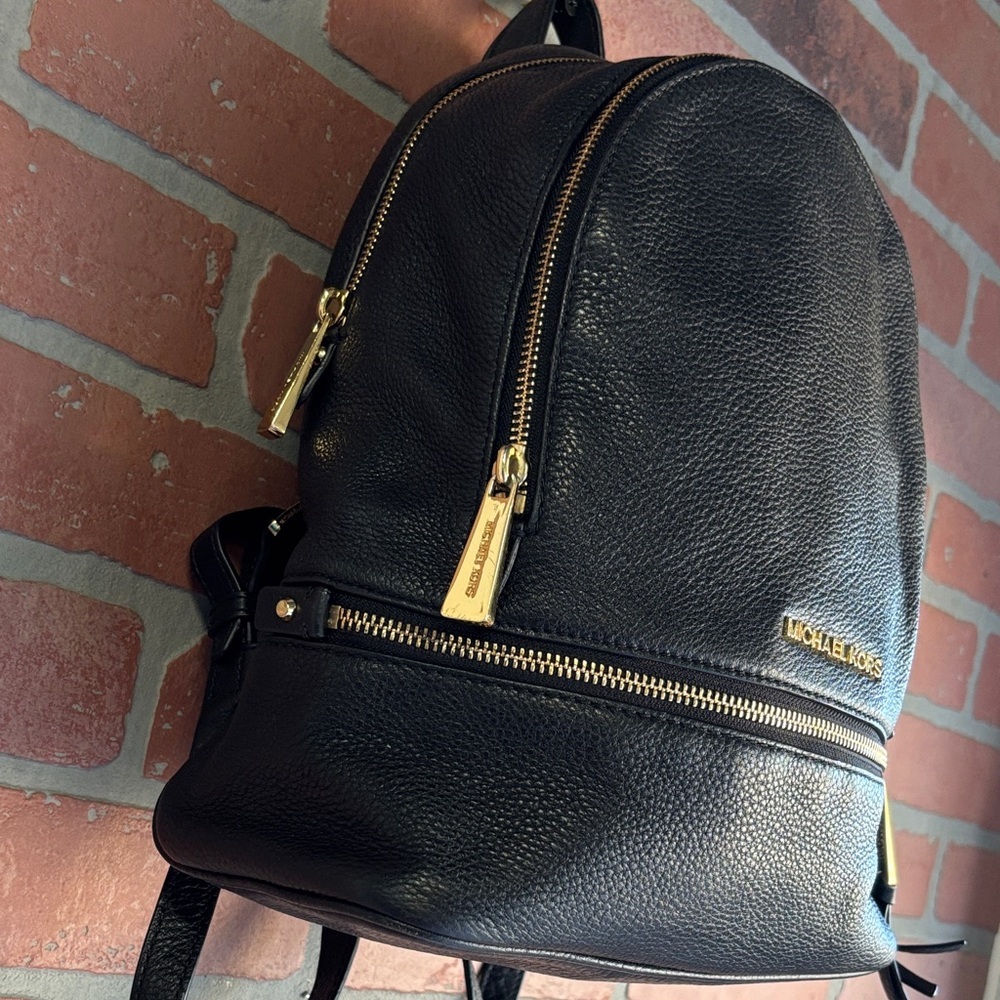 MICHAEL Michael Kors
BLACK LEATHER MEDIUM RHEA BACKPACK - Picture 3 of 12